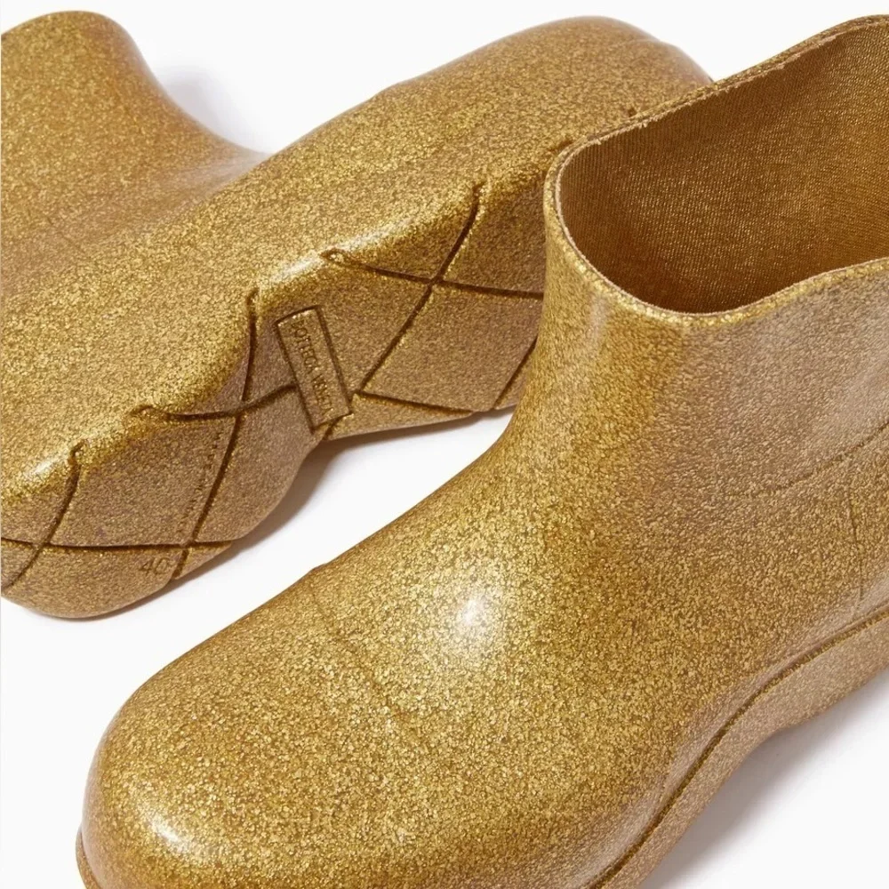 BOTTEGA VENETA Puddle Glitter Monobloc Chelsea Rubber Boots Gold Sz 39 EU/9 US